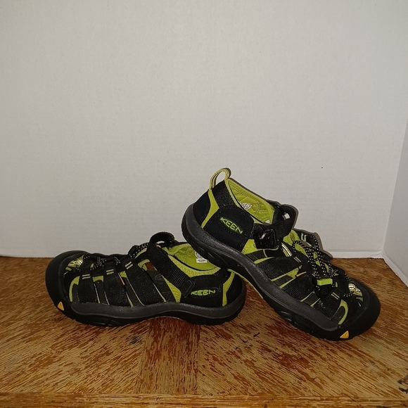 Big Kids Keen Trail Rugged Toggle Pulls Black Poison Green Shoes US 5 (119 Box15 - Picture 1 of 9
